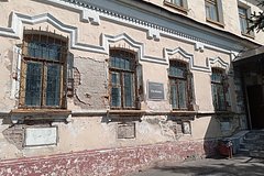 Здание в российском городе починили могильными плитами