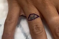 Способ удаления татуировки с пальца девушки смутил пользователей сети