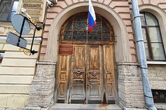 Суд в Петербурге заменил историческую дверь «входом в Нарнию»